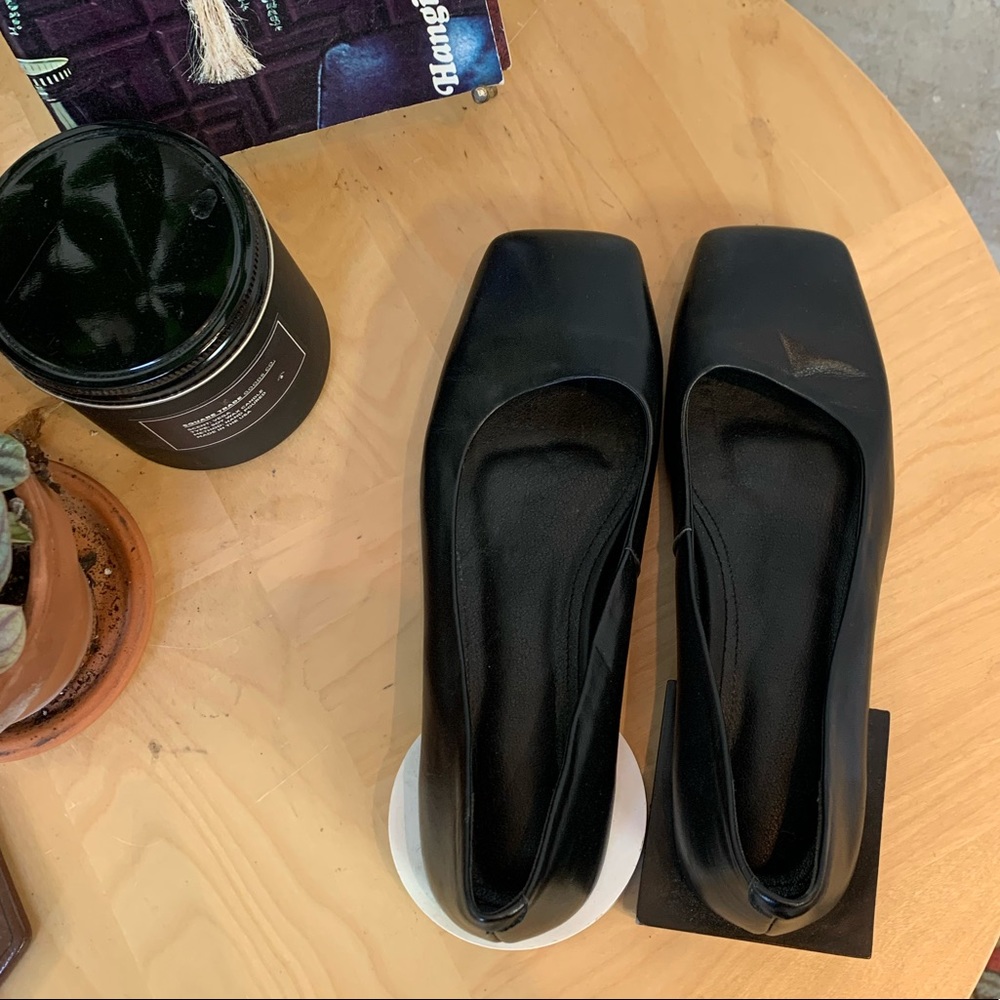 Asymmetric women’s black flats